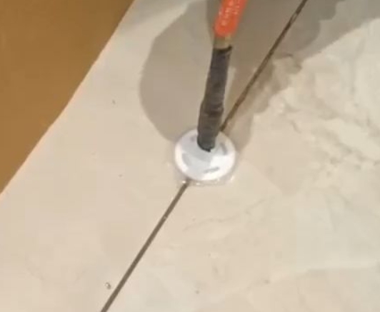 永兴瓷砖空鼓维修公司专业解答瓷砖在铺贴过程中，如果没有涂抹均匀到位的粘结材料（如水泥砂浆或瓷砖胶），可能会导致以下问题