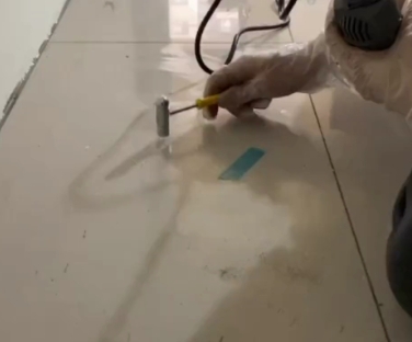 永兴瓷砖开裂维修公司专业分享瓷砖在铺贴前如果没有沥干水分，将会导致以下问题