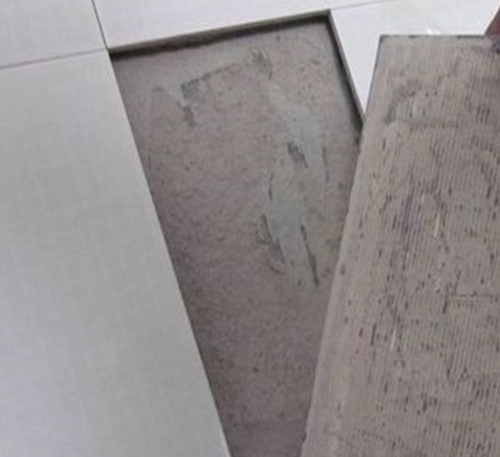 永兴瓷砖空鼓维修公司分享瓷砖铺贴时如果打浆（即涂抹在瓷砖背面和基层上的砂浆或瓷砖胶）过少，会带来以下问题